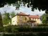 Nahe am Freibad liegt „Haus Hiesfeld“,  ehemals eine Wasserburg am Rotbach, heute Restaurant (Aufnahmejahr 2012).